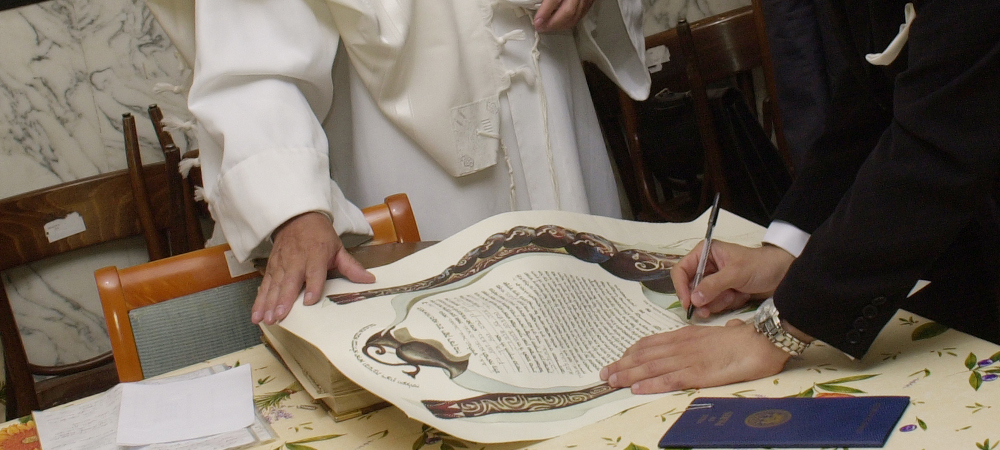 Signature d’un contrat de mariage juif (Ketoubah) lors d’une cérémonie traditionnelle