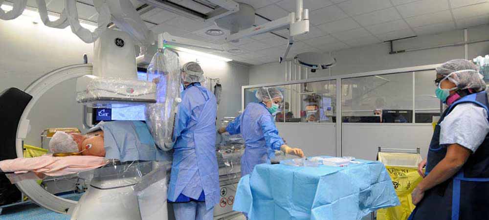 Équipe médicale en salle d’angiographie ou de radiologie interventionnelle