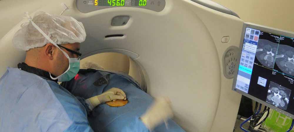 Médecin en tenue stérile réalisant un scanner médical à un patient au CHU Nice, imagerie médicale de pointe, scanner corporel, technologie hospitalière avancée, radiologie moderne, soins spécialisés en imagerie.