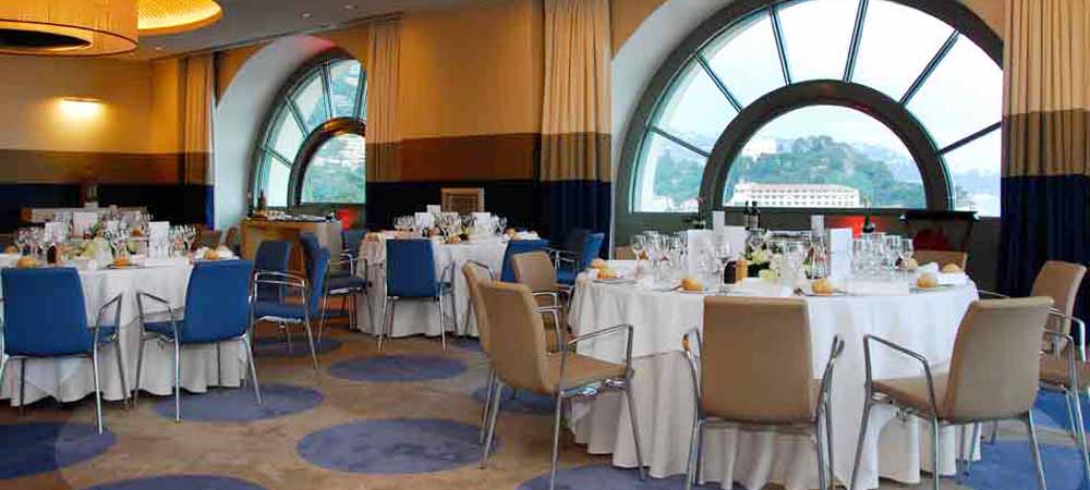 Salle de réception élégante avec tables dressées pour un banquet, vue panoramique sur le paysage