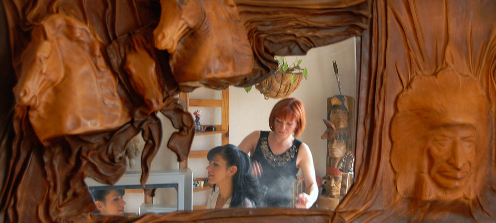 Scène de soin capillaire dans un salon de coiffure au décor artistique en bois sculpté